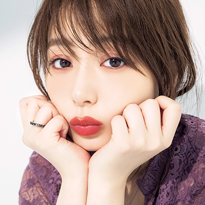 SUQQUの赤リップ＋遊び心で宇垣美里さんの新たな表情を引き出す！ 簡単に真似できるプロの技をご紹介♪