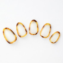 【365日ネイル】ベーシックカラーなのにアクセいらずの華やかさ♪囲みべっ甲ネイル