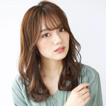 ゆるふわのレイヤーセミロングヘアは、2WAY前髪で印象も思いのまま！