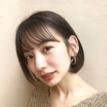 大人可愛い王道ショートボブヘアは、コンサバにも対応可能なワイドなシースルー前髪が新しい！