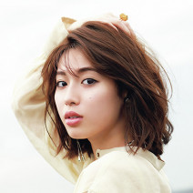 女優・白石 聖さん「2021年はルナソルのアイシャドウのように新鮮な気持ちで女優業も楽しみたい」
