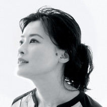書家 紫舟さん「自分との約束事を守る。その積み重ねで自分を信頼できるように」｜“弱い自分”からの脱出法【美的GRAND】