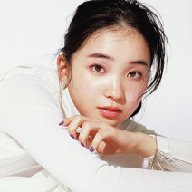 2021年の美の1字は「想」…女優・福地桃子さんが目指す理想像とは？｜セルヴォークのパープルシャドウでつくる抜け感メイク