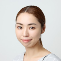 強いクセ毛をしっかり抑えてひとまとめに｜すっきりタイトなひとまとめテク【美容賢者の髪コンプレックス解消vol. 145】