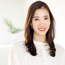 元宝塚歌劇団娘役の伶美うららさんに聞くタカラジェンヌのヘアケア術｜月1カラーでも美髪を保つ秘訣とは？