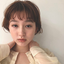 パーマでアレンジも思いのまま！オン眉バングの旬顔ショートボブ