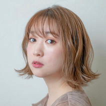 「シースルーバング×切りっぱなし」を1ランクアップさせる大人ボブ
