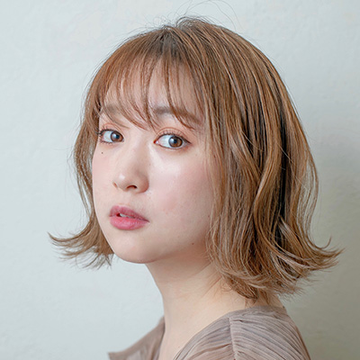 「シースルーバング×切りっぱなし」を1ランクアップさせる大人ボブ