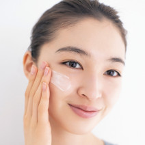 ファンデの厚塗りしてない？ 「ピンクメイク」を楽しみたいならまずはピュアな肌作りから！