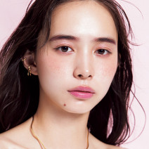 【2021春新色】コスメデコルテやジルスチュアート…ラメ入りのダスティピンクでかなう“ツヤキラ”メイク