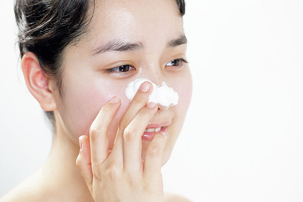 顔 足裏 かかと 角質 の正しい取り方 美のプロおすすめのアイテムも必見 美的 Com