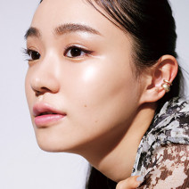 女優・奈緒さんのクール美人な春メイク｜「ETVOS」のコスメで青みニュアンスをちりばめて♪