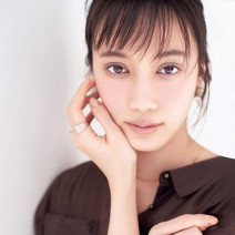 【くっきり目元さん】ポイントは抜け感！？ 2021春のアイシャドウパレットの“締め色”をチェック！