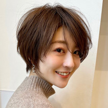 シースルーバングと技ありレイヤーで、おしゃれに差がつく美人ショートボブ