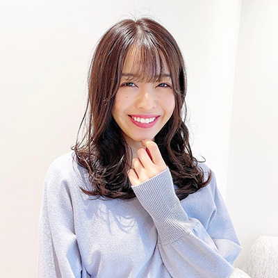 レイヤーで王道ヘアをおしゃれに！目元強調の旬顔フェミニンロング