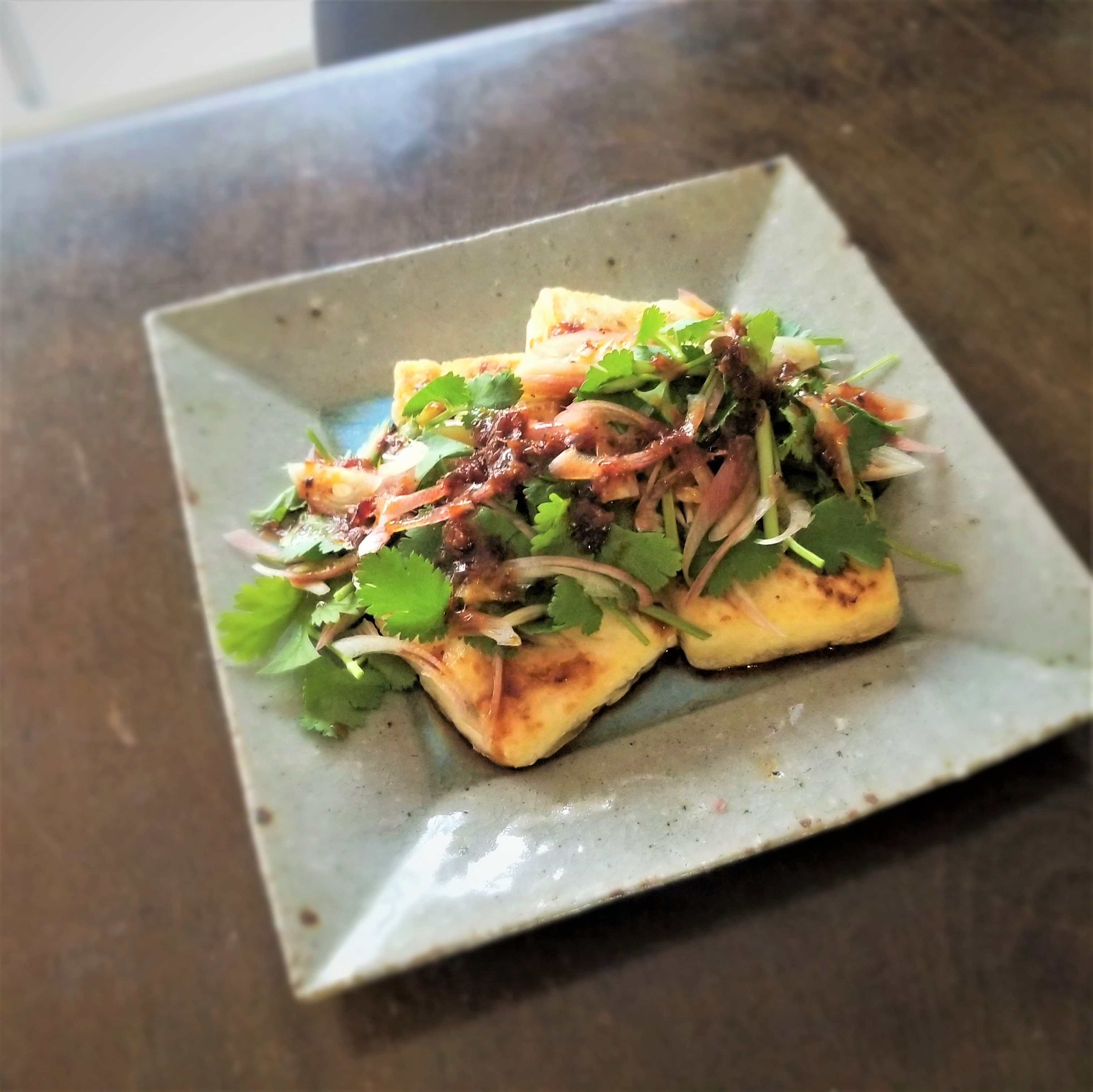 デトックスしながら女子力アップ♪「揚げ焼き豆腐と香味野菜のおつまみサラダ」Today’s SALAD #153