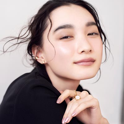 顔が丸くて鼻が低い…「儚げ顔」にぴったりの2021春チークは？｜なりたい印象別にご紹介