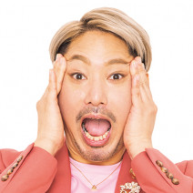 メイク前の“こめかみマッサージ”で簡単ぱっちり目のマスク美人に♪｜くまやくすみ、法令線にも◎