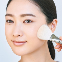 パウダーがこれからの必需品！パウダーファンデ×フェースパウダーで“ほの艶”な柔肌仕上げに【美的GRAND】