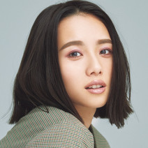 エクセルの限定アイパレットでつくる“甘辛アイ”｜ヘア＆メイク林由香里さんの＃美的な春顔