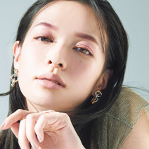 “モーヴピンク眉”でマスクスタイルに血色感を宿す｜ヘア＆メイク中山友恵さんの＃美的な春顔