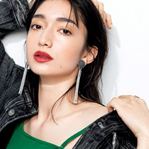シャネルの赤リップを大胆に塗れば、カジュアル服にも格がつく｜ヘア＆メイク長井かおりさんの＃美的な春顔