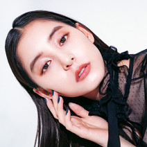 新木優子「気負わずサラッとつけられるブラウンのグロスに一目ぼれ！」｜2021気になる春メイク
