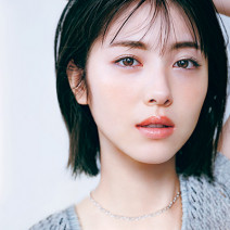 浜辺美波が気になる2021春メイク｜わずかな清涼感とどこかハッとする目元が理想