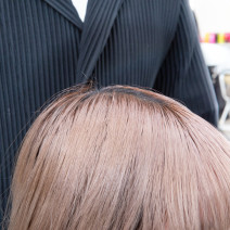ぴょんぴょん飛び出る“アホ毛”。抑え方のコツを伝授！【髪のプロが指南！ ヘアのお悩み一問一答vol.3】