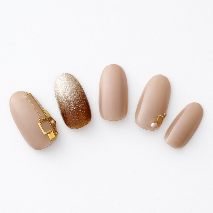 365日ネイル ゴールドのアクセントで華やぐ エレガントなスモーキーベージュネイル 美的 Com