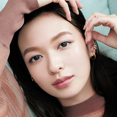 グレーアイライナー×ピンクシャドウで抜け感たっぷりの上級者メイクに