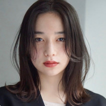 前髪のラフさでぐっと色っぽヘアに！ 大人の抜け感ロブ