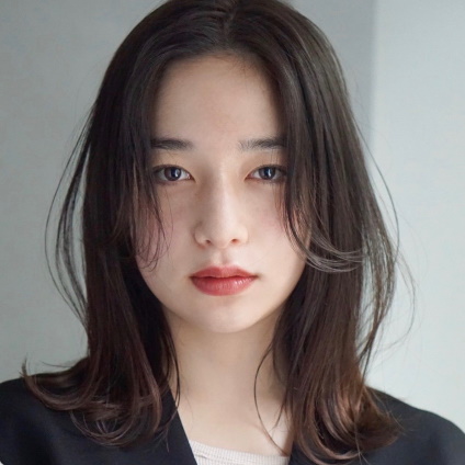 前髪のラフさでぐっと色っぽヘアに！ 大人の抜け感ロブ