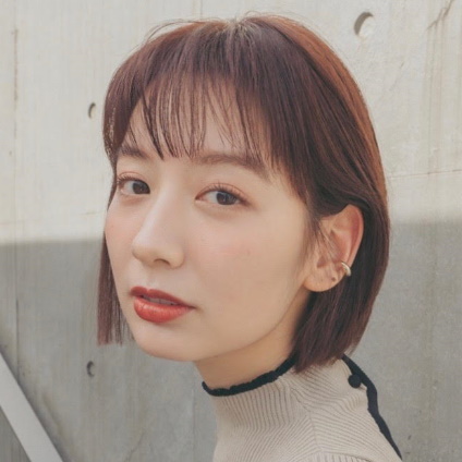 春色でおしゃれに！シースルーバングの艶やか大人ボブ