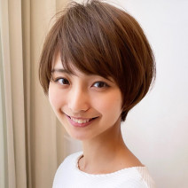 縦長シルエットでしゃれ見え！シースルーバングの王道ショートボブ