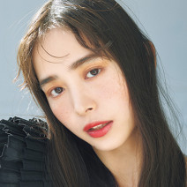 ベージュのW使いで凛としたオーラが引き立つ｜ヘア＆メイク笹本恭平さんの＃美的な春顔