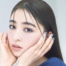 SUQQUのグレーシャドウで、シックにけぶるようなスモーキーEYEへ｜ヘア＆メイク岡田知子さんの＃美的な春顔