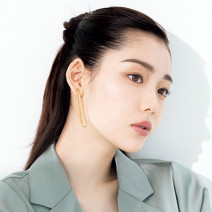 横顔まで美しい！“長め眉”でクラシカルな美人顔に｜ヘア＆メイク吉崎沙世子さんの＃美的な春顔