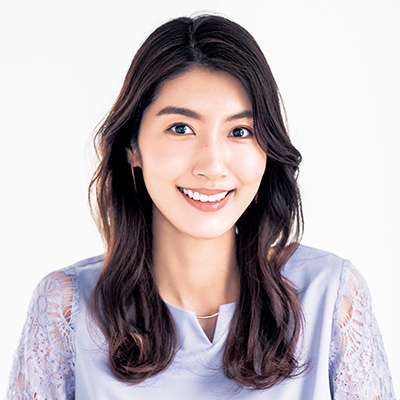 【簡単ヘアスタイリング】今は外ハネがマスト！ レディライクにあか抜けるリバースロング巻き
