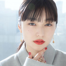 ファミマで買える！ メディアの赤リップ×フォギー肌で“大人ピュア”顔【コンビニコスメvol.3】