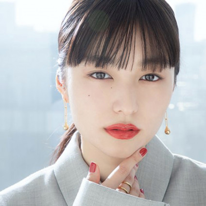 ファミマで買える！ メディアの赤リップ×フォギー肌で“大人ピュア”顔【コンビニコスメvol.3】