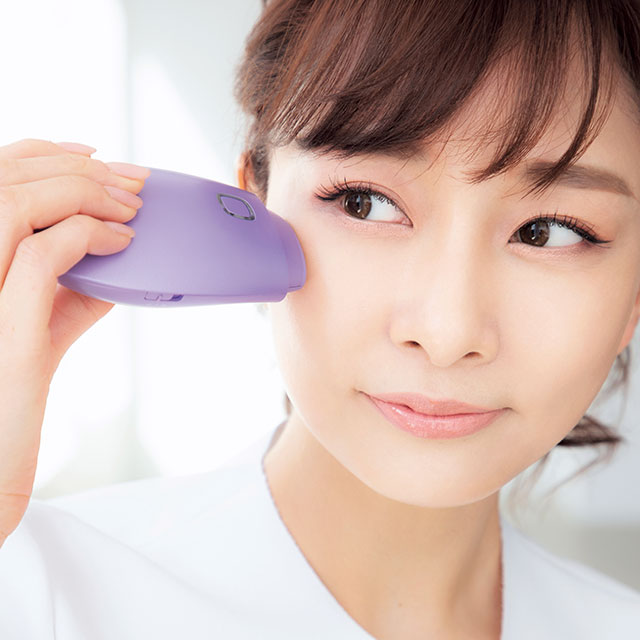 プロに聞いた、眠たそうな目の改善策「2つのマッサージ術」と「3つのメイク術」