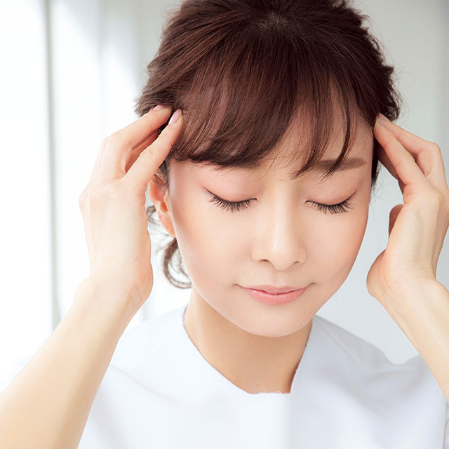 プロに聞いた、眠たそうな目の改善策「2つのマッサージ術」と「3つのメイク術」