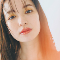 赤リップ×ゴールドグロスで作る、初夏の日差しに映える魅惑の唇｜2021夏新色メイク