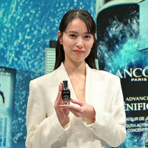 戸田恵梨香さんが体験！「オンライン 美肌菌ラボ」がOPEN｜人気美容液「ジェニフィック」が当たるチャンスも！