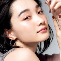 ピンクのアイライナーを物憂げ、かつロマンティックに｜ヘア＆メイク猪股真衣子さんの＃美的な旬顔