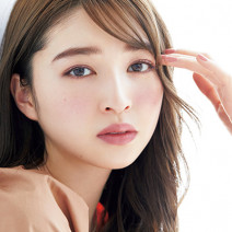 【最新マスクメイク】流した前髪からのぞく“ピンク眉”がおしゃれ♪ 曲線美で柔らかな女っぽさを演出