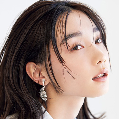 前髪のばしかけ or ない人の最旬スタイリング｜小顔効果も◎ ヘアオイルを使って透け前髪に♪