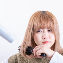 片側の毛先だけ跳ねる問題…自然に内巻きにするには？【髪のプロが指南！ヘアのお悩み一問一答vol.13】