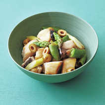 旬な魚＋野菜レシピ「サワラ、アスパラガス、スナップエンドウの蒸し焼き」